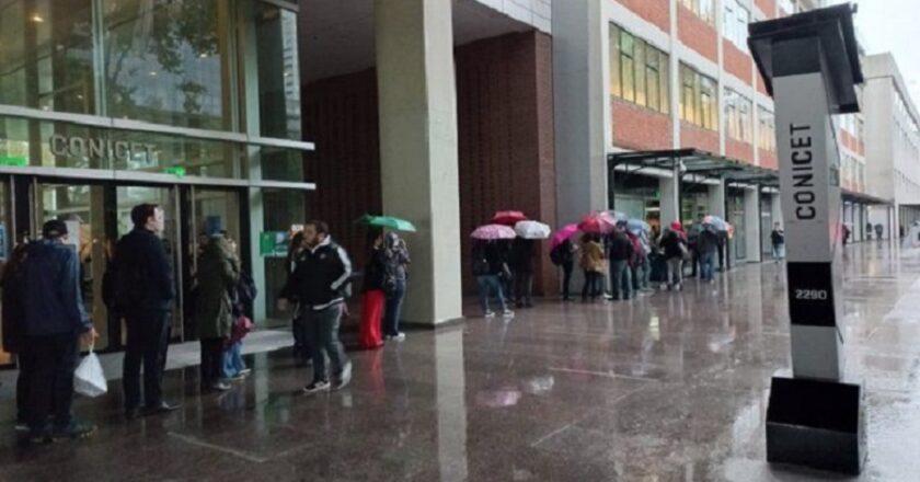 Los trabajadores del CONICET tuvieron que hacer cola bajo la lluvia para ser informados de si podían trabajar o estaban despedidos