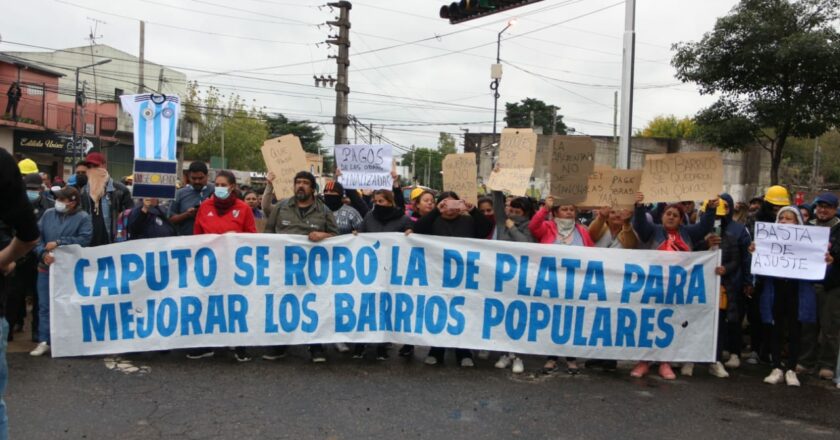 Despedidos y trabajadores de la economía popular fueron a protestar al portón del barrio privado donde vive Luis Caputo: «¿Sabés quién es tu vecino?»