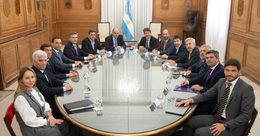 La vuelta de Ganancias y jubilaciones: Los gobernadores de Juntos por el Cambio negocian con Posse y Francos las condiciones para apoyar la ley Bases