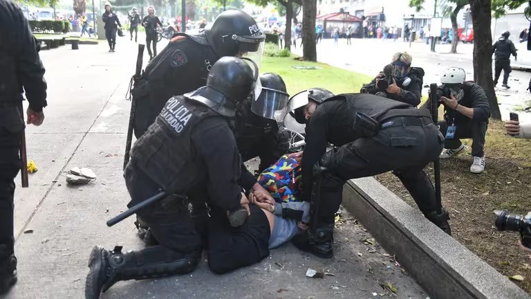 Feroz represión en la 9 de Julio: La CTA denuncia que se trató de una emboscada del Gobierno Nacional
