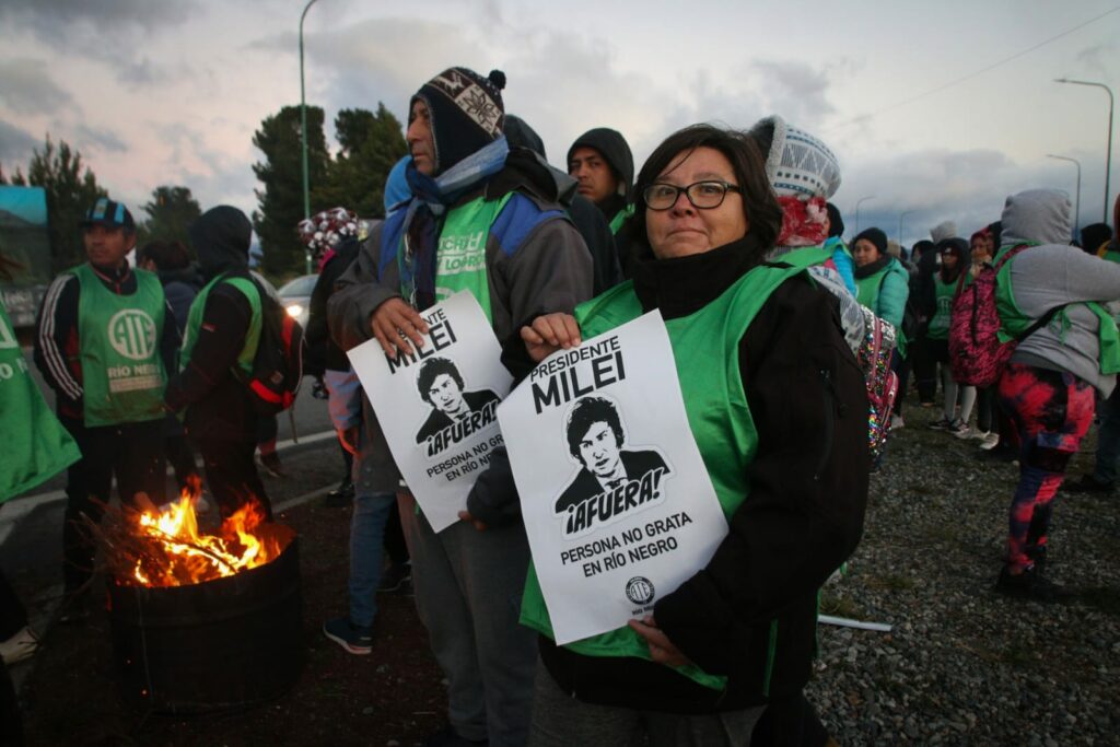 #AHORA ATE ya bloquea el aeropuerto de Bariloche y los caminos al Llao Llao ante la visita de Milei: “Declaramos al Presidente persona no grata"
