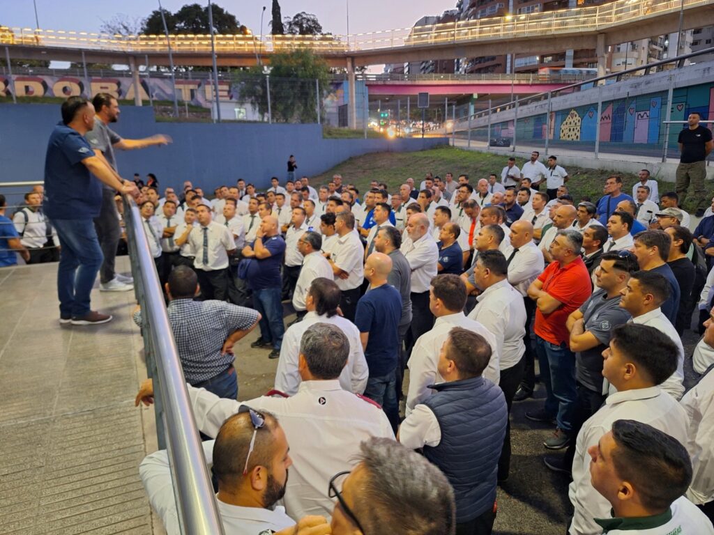 Sin acuerdo salarial, el gremio de choferes cordobés anunció dos paros de transporte interurbano para la próxima semana