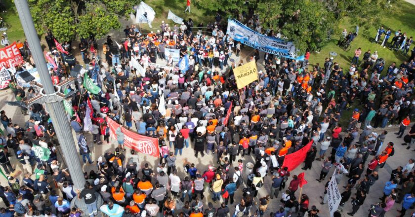 La UOM movilizó una multitud a los portones de Acindar en Villa Constitución: “No podemos seguir viviendo con este sueldo de mierda”
