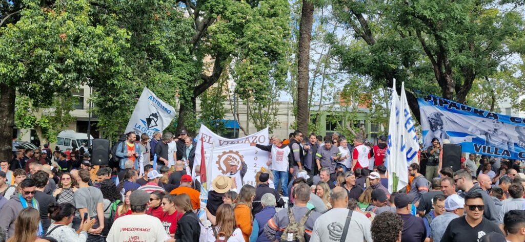 La UOM movilizó una multitud a los portones de Acindar en Villa Constitución: “No podemos seguir viviendo con este sueldo de mierda”