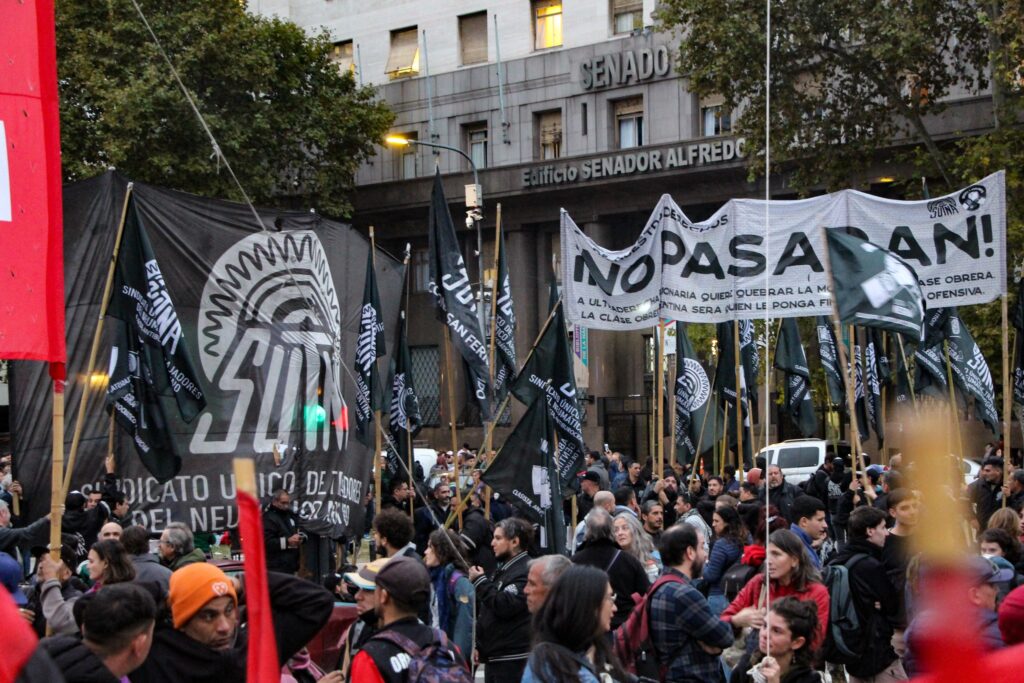 Los trabajadores del Neumático denuncian que los empresarios les quieren bajar el sueldo y paralizarán todas las plantas el 7 de mayo