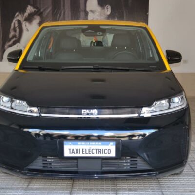 La Federación de Conductores presentó el primer auto eléctrico para taxi en la Ciudad de Buenos Aires: «Podría ser un gran impulso»