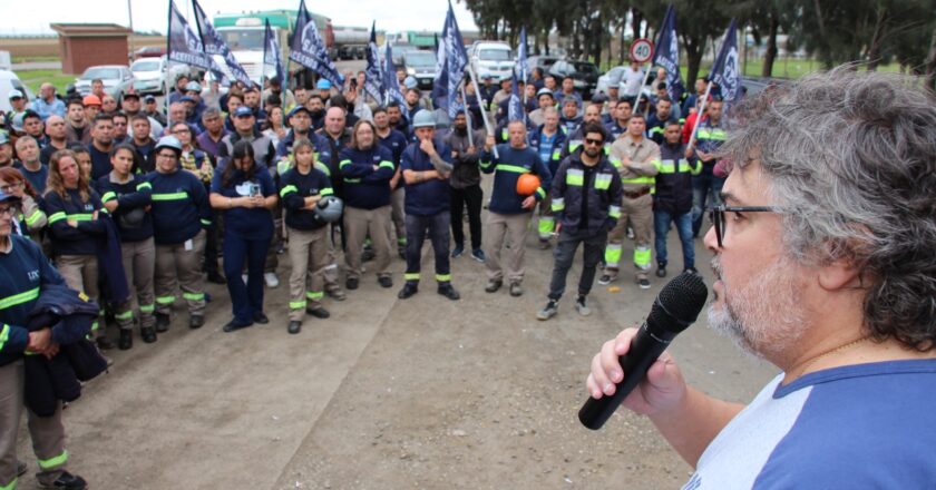 Los Aceiteros hicieron una asamblea en la puerta de Dreyfus y avisaron que irán al paro «para no retroceder a la precarización de los 90´s»