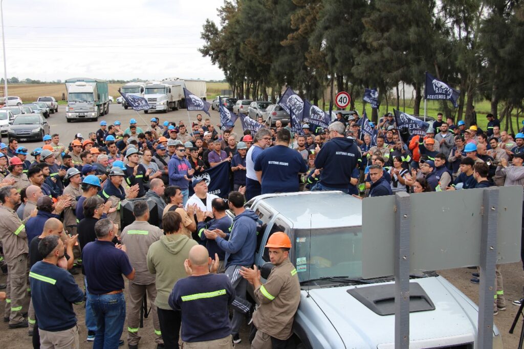 Los Aceiteros hicieron una asamblea en la puerta de Dreyfus y avisaron que irán al paro "para no retroceder a la precarización de los 90´s"