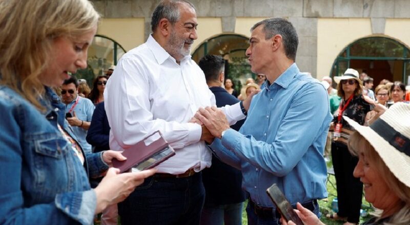 Héctor Daer se sumó a la polémica internacional y se mostró en el cierre de campaña de Pedro Sánchez