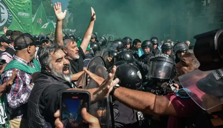 ATE ya registró 2.305 despidos durante el fin de semana y este lunes protesta en todos los organismos públicos