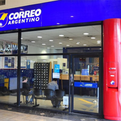 Trabajadores de Correo Argentino protestaron en Rosario por salarios y falta de insumos: «No podemos permitir que vuelva a pasar lo que ya pasó en los años 90, cuando se destruyó la empresa para después entregarla»
