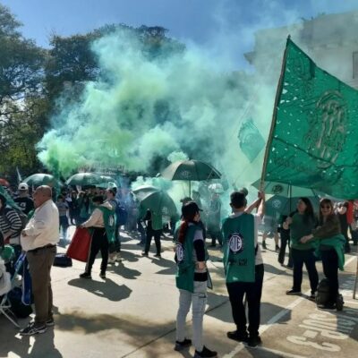 Estatales de Rosario aseguran que la gestión Pullaro le recortó $6.174.758 a cada empleado y lanzan acciones gremiales en distintas reparticiones