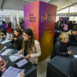 La Ciudad abrió la Primera Expo Empleo Barrial del año con más de 400 ofertas laborales y miles de personas hacen cola para entrar