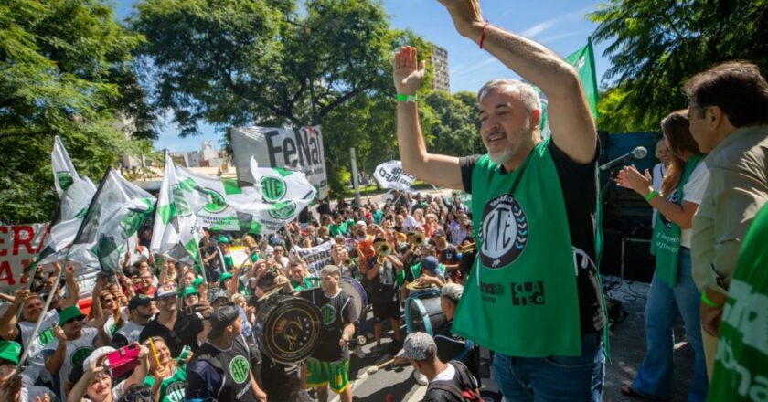 En el primer aniversario de la gestión de Milei, Aguiar aseguró que «las empresas que cotizan en bolsa aplauden de pie, mientras que nuestros jubilados y más de un millón de niñas y niños no tendrán nada para comer»
