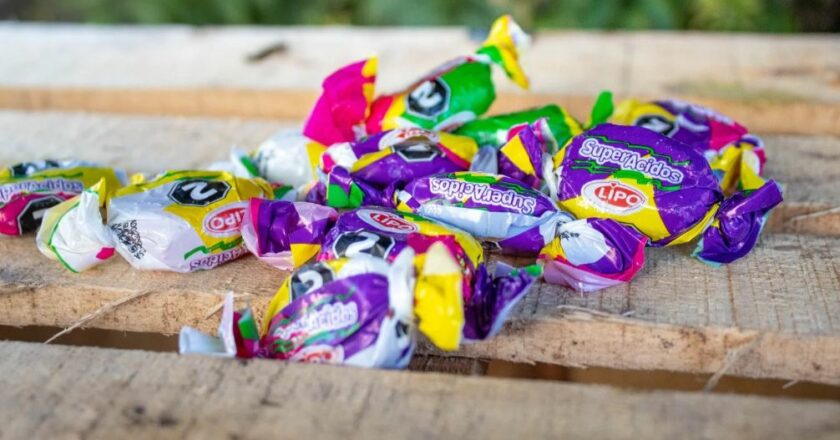 Paro y corte de calle en la fábrica de caramelos Lipo por falta de pago de salarios