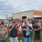 Desesperación en Concepción del Uruguay: trabajadores de Granja Tres Arroyos protestan por el cierre temporario de la planta que afecta a 900 familias