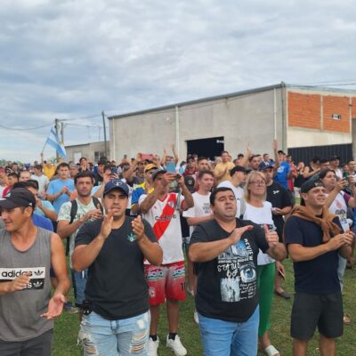 Desesperación en Concepción del Uruguay: trabajadores de Granja Tres Arroyos protestan por el cierre temporario de la planta que afecta a 900 familias