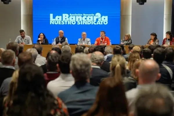 Los Bancarios salen a pedir una "explicación coherente y detallada" de la criptoestafa en la que participó Javier Milei