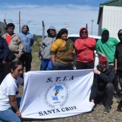 Despidos y represalias en Pesquera Santa Cruz desatan protesta de estibadores y bloqueo en la planta de Puerto Deseado
