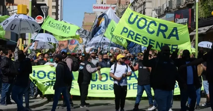 El Gobierno impuso su cepo paritario y la UOCRA firmó un entendimiento salarial bimestral con incrementos del 1% y dos bonos de 40 mil pesos