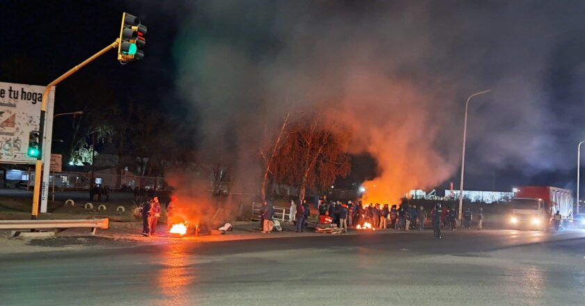Ceramistas movilizados a la vera de la Ruta 7 ante corte de servicios de luz y gas frente a un fuerte operativo policial