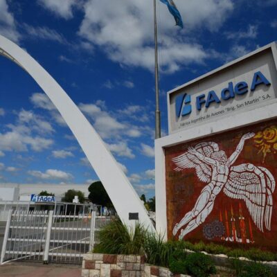 La fábrica estatal de aviones FADEA se desangra entre salarios en cuotas, contratos congelados y una deuda que la ahoga