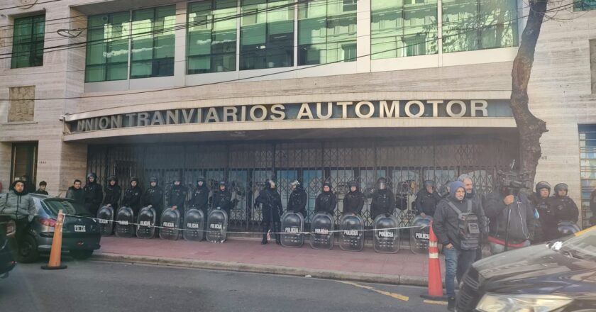 Los choferes fueron a escrachar a la UTA para que salga a rediscutir las paritarias y Roberto Fernández cree que el Gobierno lo traicionó