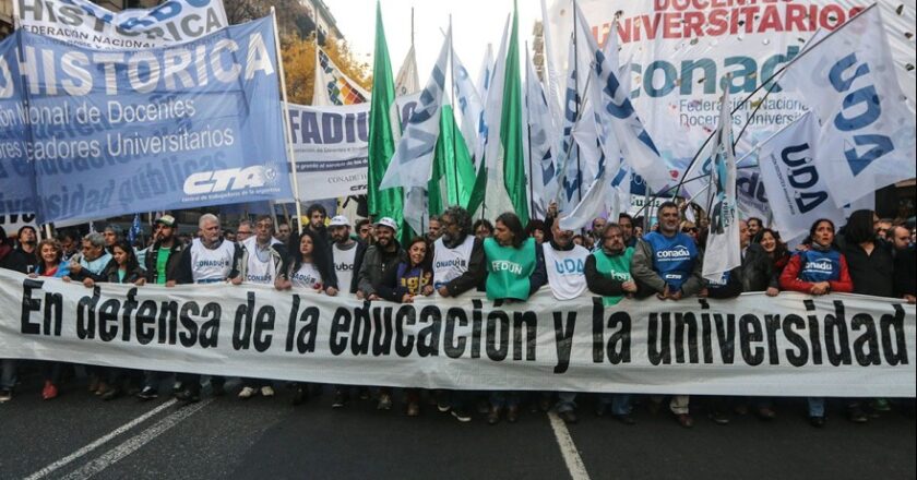 Para detener la motosierra del Ejecutivo, los rectores presentaron el proyecto para fijar por ley el financiamiento a las universidades