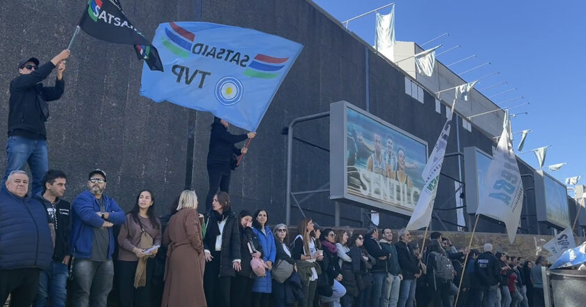 Masivo abrazo simbólico en defensa de los medios públicos: Trabajadores exigen recomposición salarial y denuncian fraude laboral