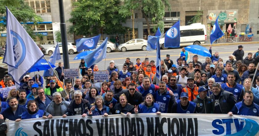 Masiva marcha de trabajadores viales contra el cierre del organismo: “El gobierno quiere dejar a más de 4000 familias en la calle»