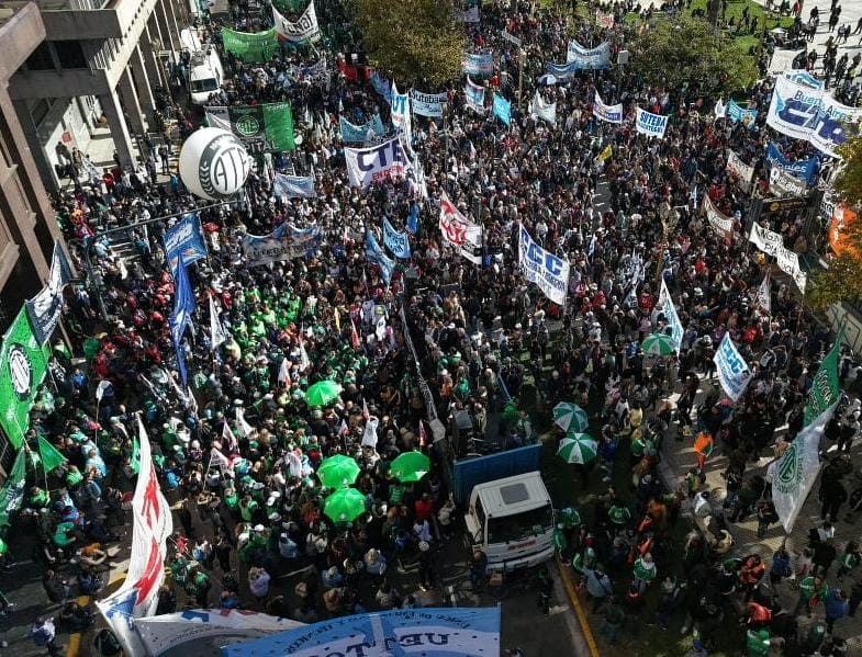 Un informe de la TV China mostró la movilización de las CTA y Yasky apuntó contra los medios argentinos que "eligieron no mostrar"