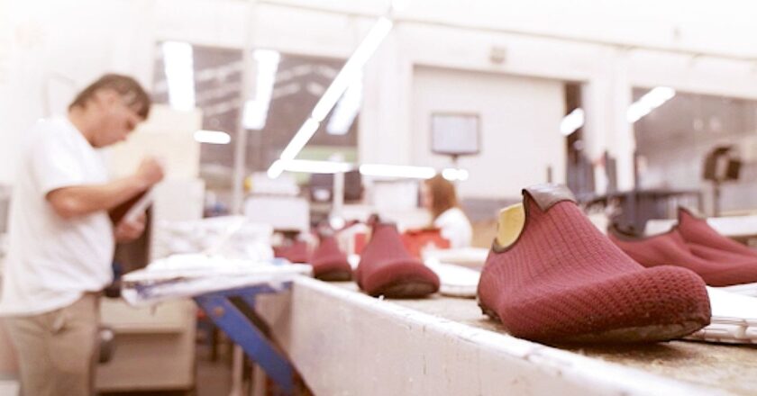 Importaciones abiertas y caída de las ventas: La «tormenta perfecta» que amenaza a la fábrica de zapatillas Kioshi