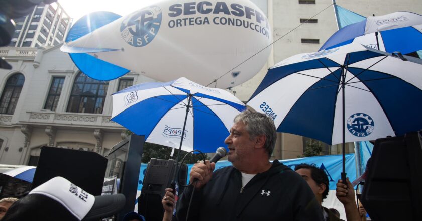 Carlos Ortega cruzó a la CGT por una actividad de difusión en homenaje a Eva Perón: “Evita no repartía folletos, peleaba por los derechos laborales”