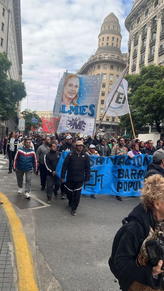 Los trabajadores de la economía popular golpeados por las medidas que impulsa el Gobierno Nacional, movilizaron y llenaron de desechos los frentes de Economía y Hábitat