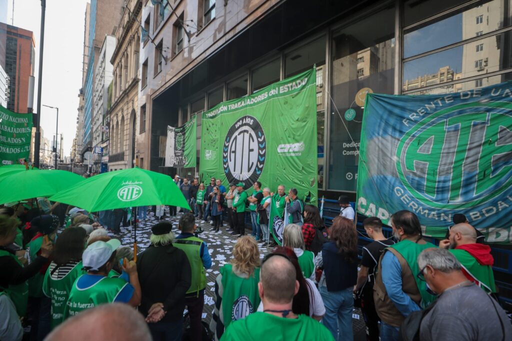 Rodeado de policías, ATE protestó en todas las oficinas de PAMI: "No puede ser que se esté desviando la plata de los jubilados"