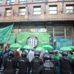 Rodeado de policías, ATE protestó en todas las oficinas de PAMI: «No puede ser que se esté desviando la plata de los jubilados»