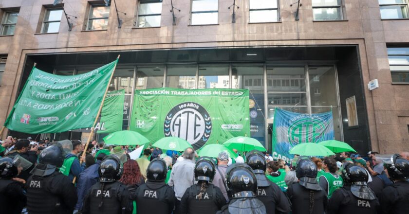 Rodeado de policías, ATE protestó en todas las oficinas de PAMI: «No puede ser que se esté desviando la plata de los jubilados»