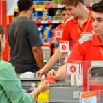 Caputo aprieta el cepo paritario y deja sin aumento salarial a 120 mil trabajadores de cadenas de supermercados