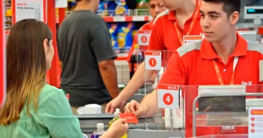 Caputo aprieta el cepo paritario y deja sin aumento salarial a 120 mil trabajadores de cadenas de supermercados