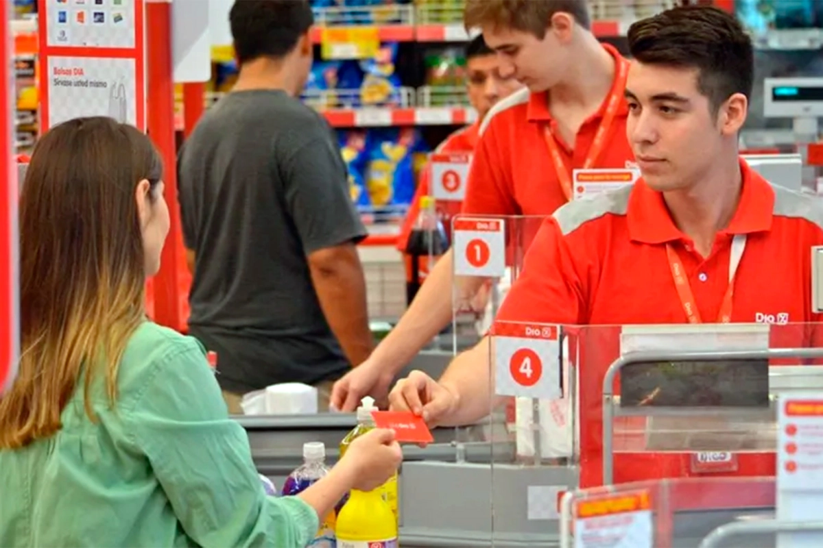 Caputo aprieta el cepo paritario y deja sin aumento salarial a 120 mil trabajadores de cadenas de supermercados - Image 2