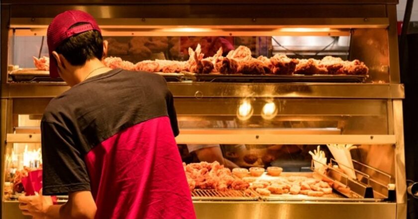 Detectaron adolescentes empleados en un local de comida rápida e investigan si se trata de trabajo infantil