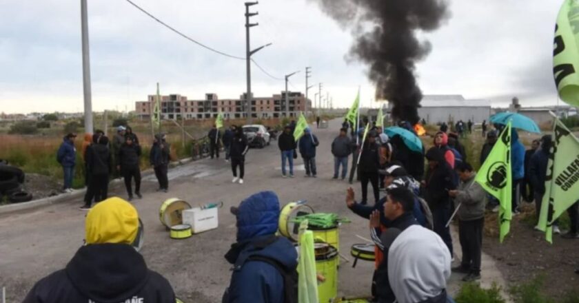 Manifestación de la UOCRA en Trelew por obras paralizadas y despidos en un complejo habitacional Procrear sin terminar