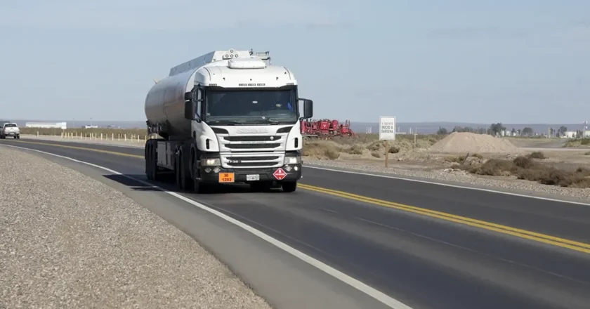 Acuerdo tripartito para revertir la falta de camioneros en la industria petrolera de Río Negro: «Circulan entre 3.000 y 4.000 camiones diarios que demandan unos 12.000 choferes»