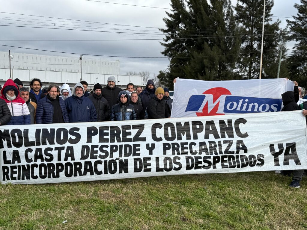 Manifestación en los portones de Molinos Río de la Plata contra el recorte salarial y para exigir la reincorporación de los despedidos