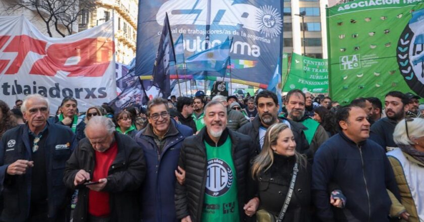 Tras la multitudinaria movilización, Aguiar llamó a reflexionar sobre los desafíos del movimiento obrero: «¿Por qué no pensar en una Central Única de Trabajadores?»