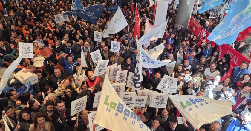 Asamblea masiva de bancarios en el Santander: «La próxima marcha no vamos a ir a la sede de un banco, vamos a ir a la Embajada de España para que sepan lo que está pasando»