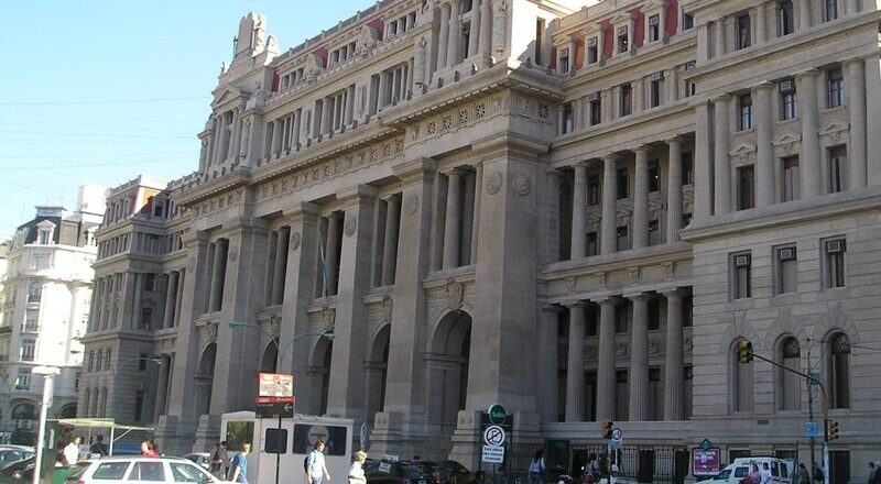 ATE, UPCN y un particular presentaron amparos para que se declare inconstitucional el Decreto que elimina el del Día del Estatal
