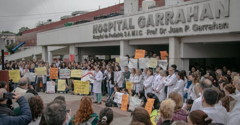 El Gobierno empieza a lograr su cometido de quebrar el conflicto del Garrahan: los residentes levantaron el paro aunque persiste el reclamo del personal de planta