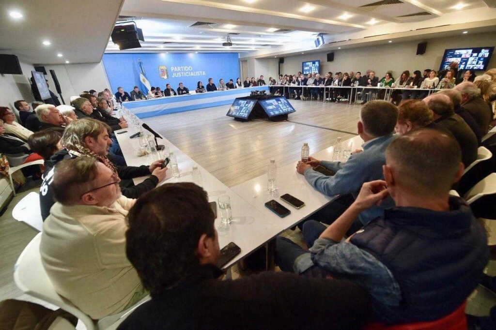 Presencia sindical en Matheu: La reunión del PJ tras la condena a Cristina Kirchner contó con el núcleo más cercano a la expresidenta