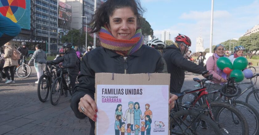 Hospital Garrahan: con una bicicleteada por la 9 de Julio, familiares de pacientes mostraron su apoyo a los médicos